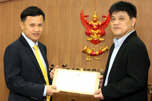 สมาคมนักข่าววิทยุและโทรทัศน์ไทย ในฐานะองค์กรวิชาชีพ เข้าพบ พันเอก ดร.นที ศุกลรัตน์ ประธาน กสท. เพื่อยื่นหนังสือ ขอให้พิจารณาเลื่อนกรอบระยะเวลาในกระบวนการยื่นขอ/ออกใบอนุญาตสถานีโทรทัศน์ดิจิทัลเพื่อสาธารณะ 12 ช่อง ออกไปก่อน และขอให้เปิดรับฟังความคิดเห็นของผู้มีส่วนได้เสียทุกภาคส่วนก่อนออกใบอนุญาต