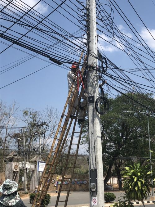 การจัดระเบียบสายสื่อสารของผู้ประกอบการ ในพื้นที่จังหวัดกาญจนบุรี 