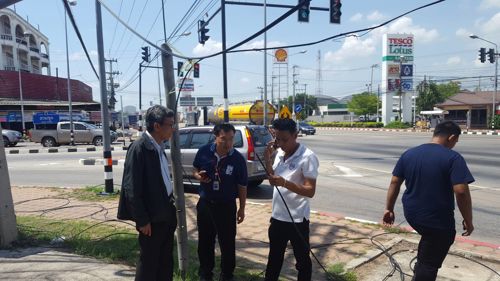 ลงพื้นที่ตรวจสอบการพาดสายสื่อสารไม่เป็นระเบียบบนเสาไฟฟ้า บริเวณแยกสามชุก อำเภอสามชุก จังหวัดสุพรรณบุรี