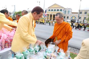  พิธีทำบุญตักบาตร เฉลิมพระเกียรติ 'ในหลวง' ครองราชย์ครบรอบ 70 ปี