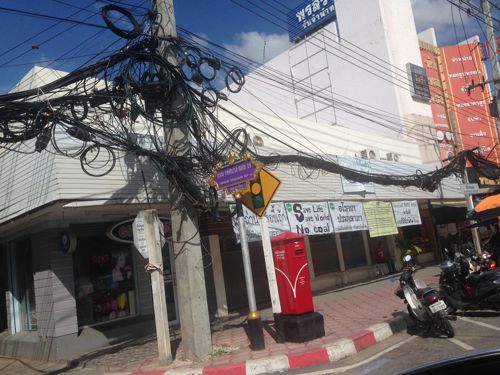 ลงพื้นที่ตรวจสอบพาดสายสื่อสารไม่เป็นระเบียบบนเสาไฟฟ้า ตามเรื่องร้องเรียน
