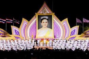 พิธีถวายเครื่องราชสักการะ วางพานพุ่ม และพิธีจุดเทียนถวายพระพรชัยมงคล สมเด็จพระนางเจ้าฯ พระบรมราชินี เนื่องในโอกาสพระราชพิธีมหามงคลเฉลิมพระชนมพรรษา 4 รอบ 3 มิถุนายน 2569