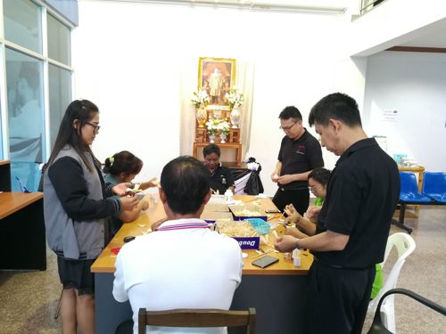 พนักงานสำนักงาน กสทช. เขต 15 (สุพรรณบุรี) และผู้มาติดต่อขอใบอนุญาตวิทยุสมัครเล่น ร่วมกันประดิษฐ์ดอกไม้จันทน์ (ดอกดารารัตน์)