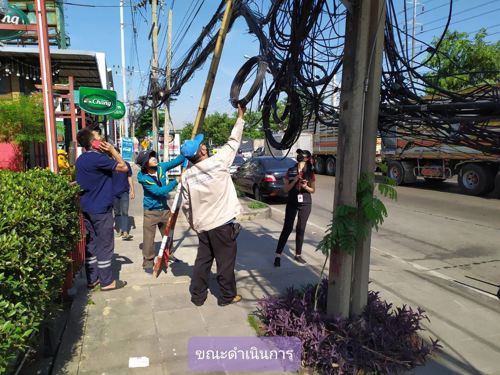 วันที่ 3 ธันวาคม 2564 สำนักงาน กสทช.เขต 11 ดำเนินการจัดระเบียบสายสื่อสารบริเวณบ้านเลขที่ 277 (ปากซอยสุขสวัสดิ์ 76 ริมถนน หน้าร้านริน-เล่า) หมู่ที่ 2 ตำบลบางจาก อำเภอพระประแดง จังหวัดสมุทรปราการ