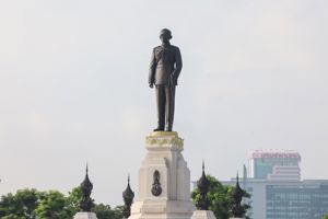 พิธีวางพวงมาลาและถวายราชสักการะเนื่องในวันนวมินทรมหาราช 